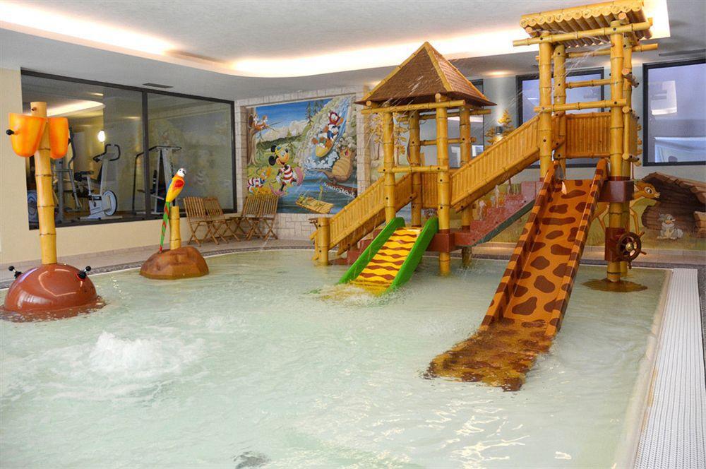 Alpholiday Dolomiti Wellness & Family Hotel Dimaro Exteriér fotografie