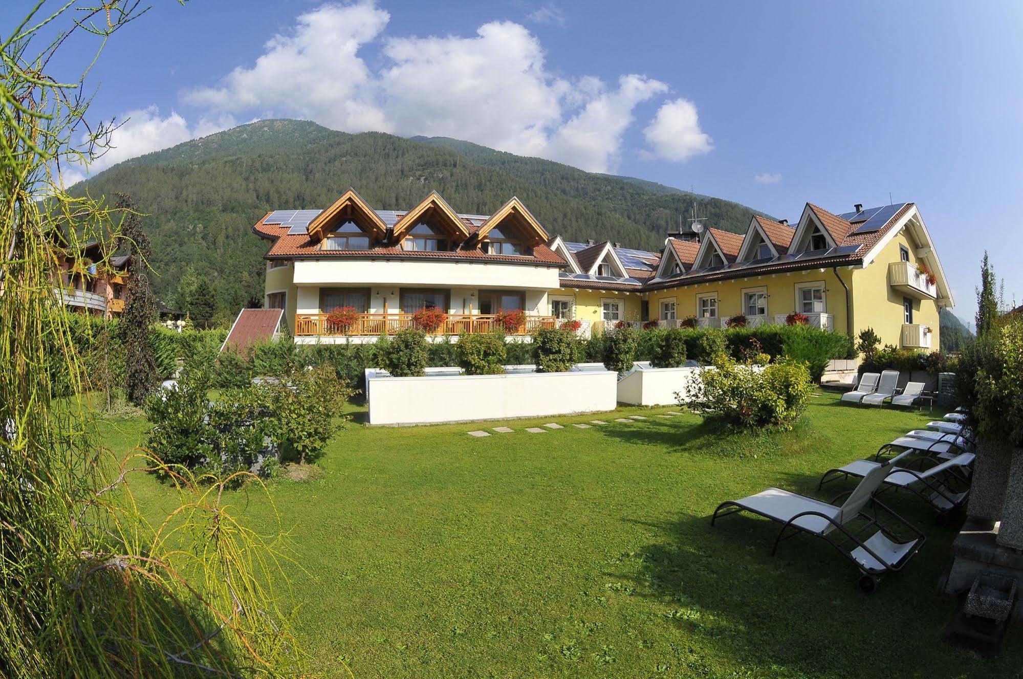 Alpholiday Dolomiti Wellness & Family Hotel Dimaro Exteriér fotografie